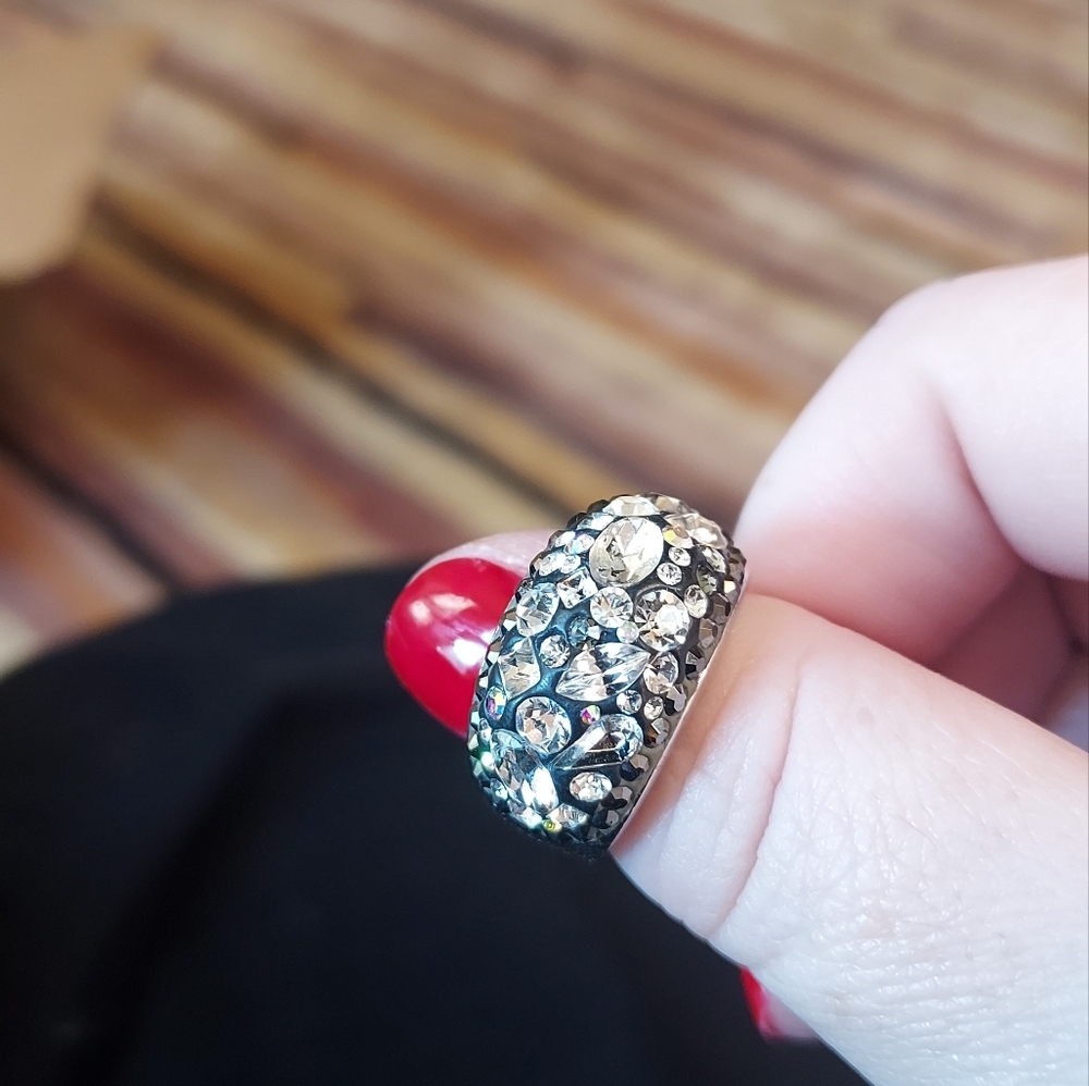 Beautiful ring with swarovski crystals